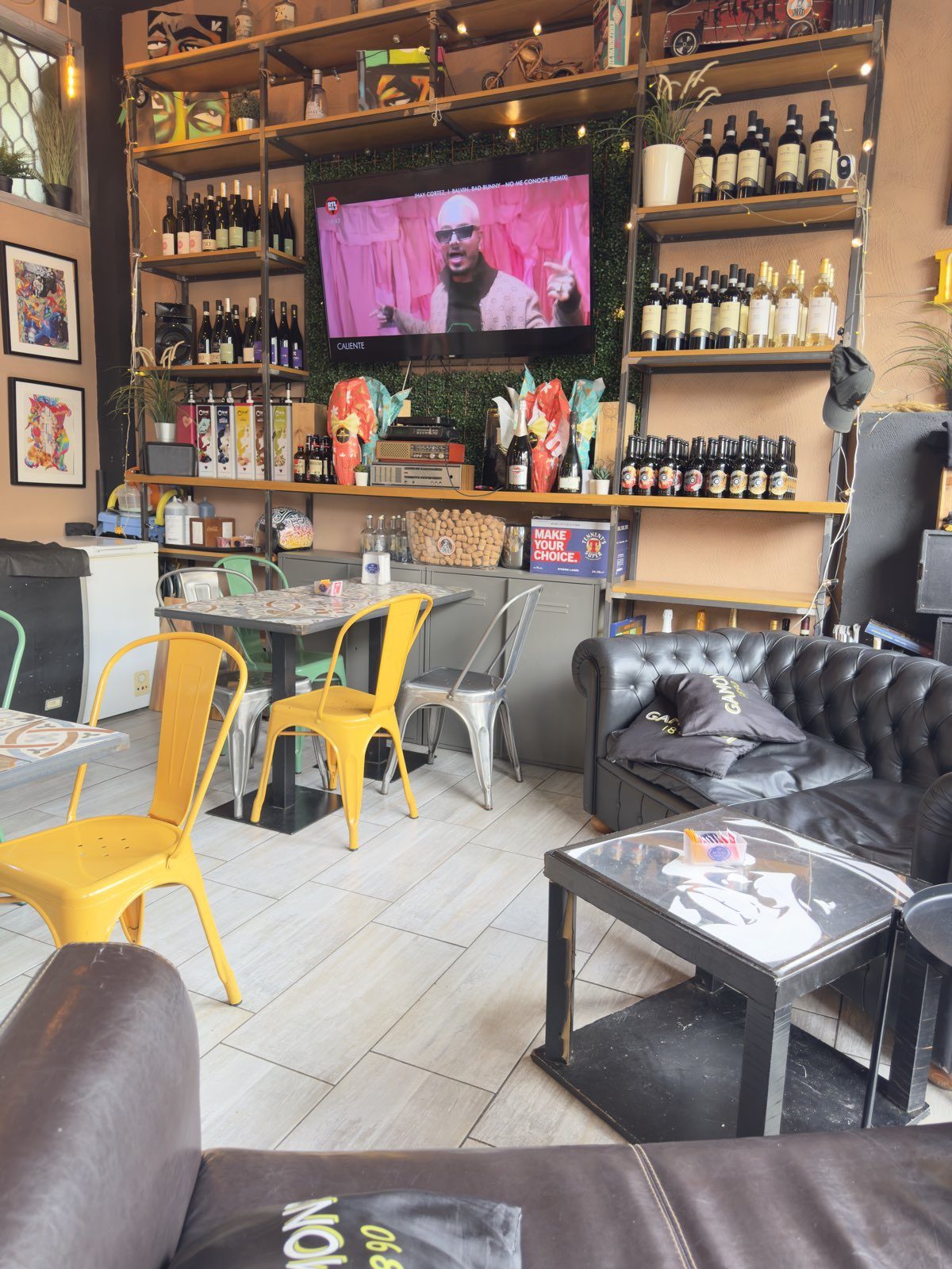 Sala interna con selezione di vini da Smood